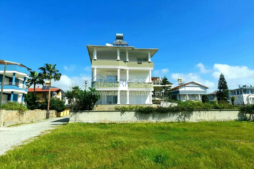 Three-level villa with private garden and sea view in Konakli, Alanya 1