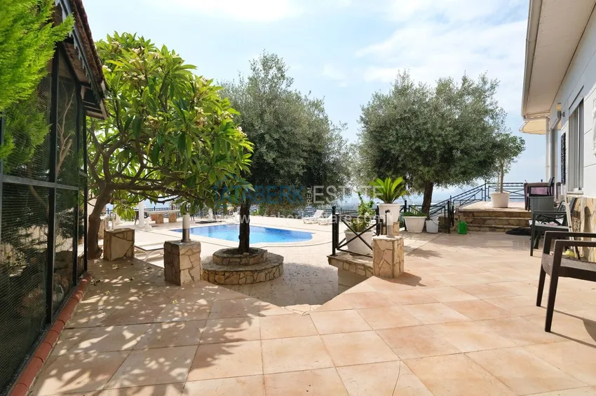 Gorgeous private villa with panoramic views and guest bungalow in Kestel, Alanya 14