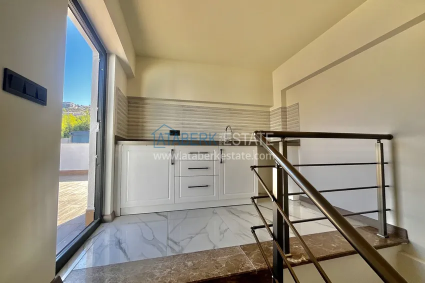 Приобрести Смежная двухуровневая вилла с мебелью и садом в районе Каргыджак, Аланья 18 