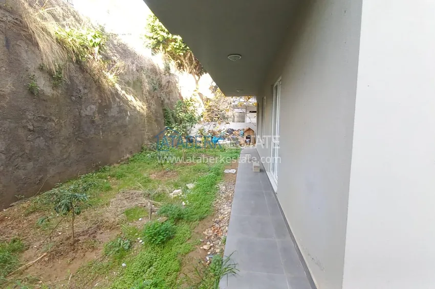 Three-room city apartment with furniture and a separate kitchen in the center of Alanya 7