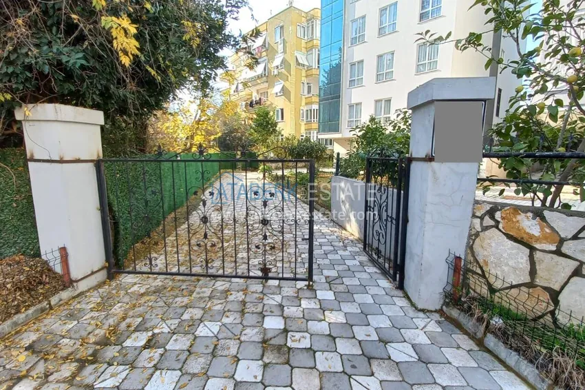 Three-room city apartment with furniture and a separate kitchen in the center of Alanya 4