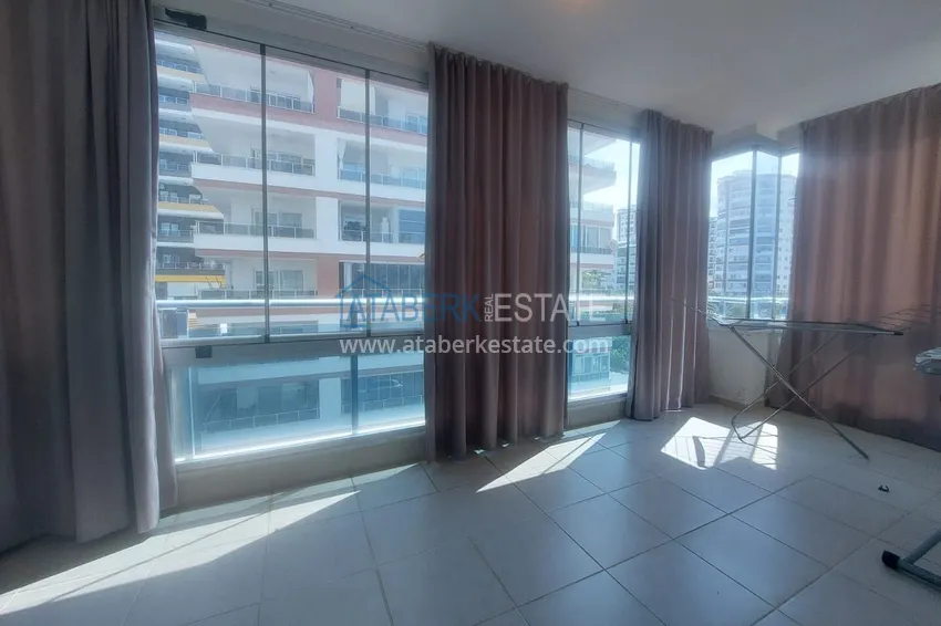 Kupuj Apartament 2+1 z meblami i dwoma przeszklonymi balkonami 450 metrów od morza - Mahmutlar 15