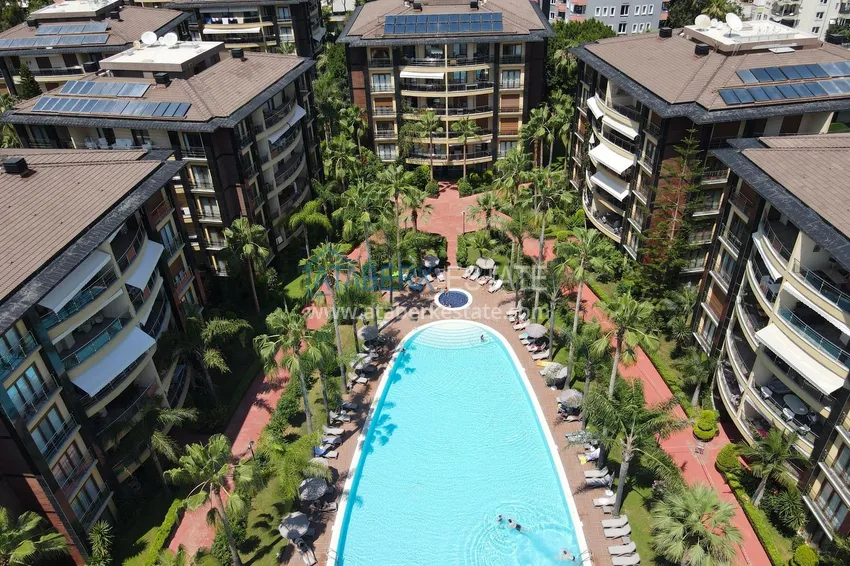 Linear 3+1 apartment in a luxury complex on the beachfront — Alanya Center 5 