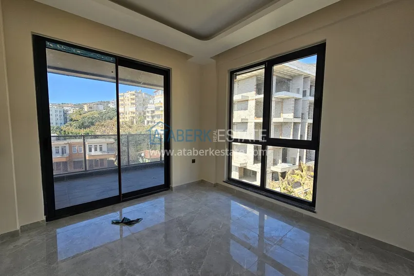 Kupuj Panoramiczny dwupoziomowy penthouse w kompleksie butikowym - centrum Alanyi, plaża Kleopatra 11 