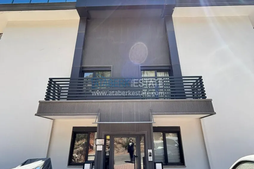 Dwupoziomowy penthouse 2+1 z widokiem na morze i góry w centrum Alanyi 12 