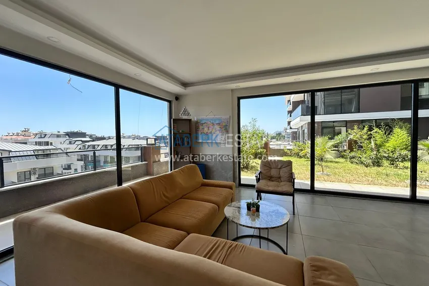Dwupoziomowy penthouse 2+1 z widokiem na morze i góry w centrum Alanyi 16 