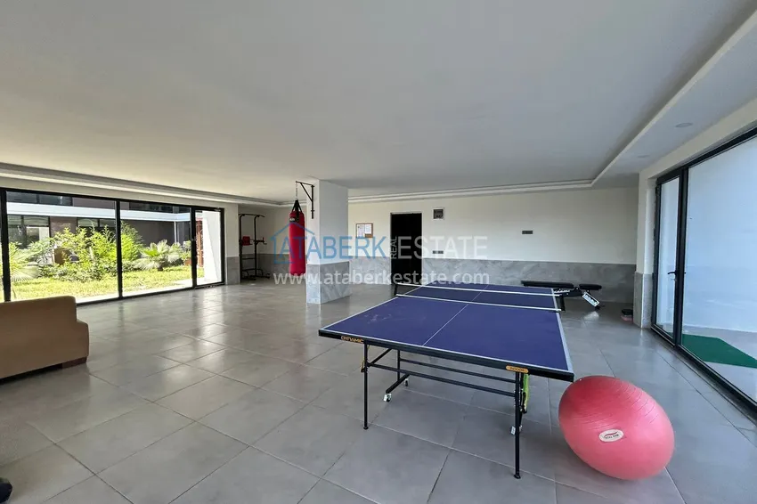 Dwupoziomowy penthouse 2+1 z widokiem na morze i góry w centrum Alanyi 17 