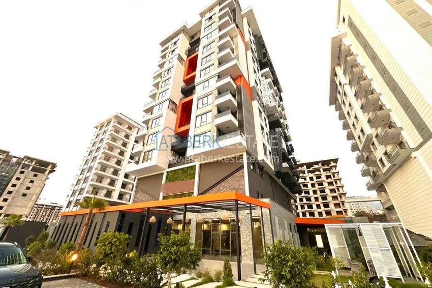 2+1 apartment with furniture, glazed balcony and sea view in the center of Mahmutlar, Alanya 1 