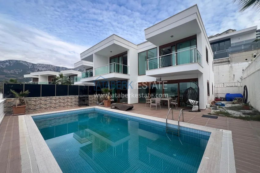 3+1 villa in Kargicak with private pool, furniture and panoramic views 1