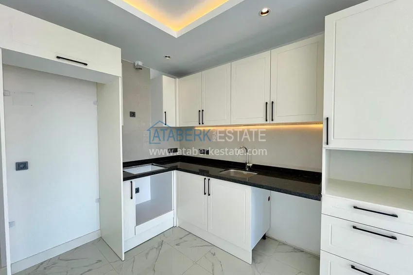 Purchase 2+1 apartment with a view in the center of Alanya, Cleopatra beach area 3