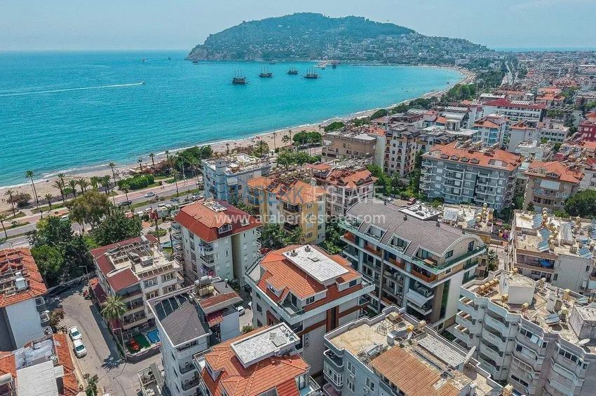 Panoramiczny dwupoziomowy penthouse 4+1 w centrum Alanyi — pierwszy nadbrzeżny, odpowiedni dla obywatelstwa 1 