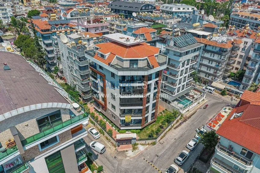 Panoramiczny dwupoziomowy penthouse 4+1 w centrum Alanyi — pierwszy nadbrzeżny, odpowiedni dla obywatelstwa 4 