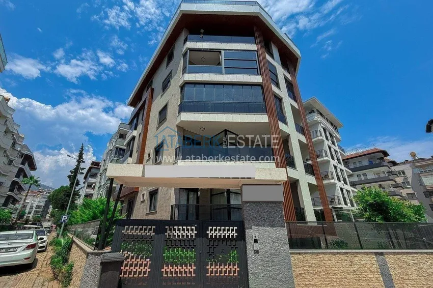 Panoramiczny dwupoziomowy penthouse 4+1 w centrum Alanyi — pierwszy nadbrzeżny, odpowiedni dla obywatelstwa 5 