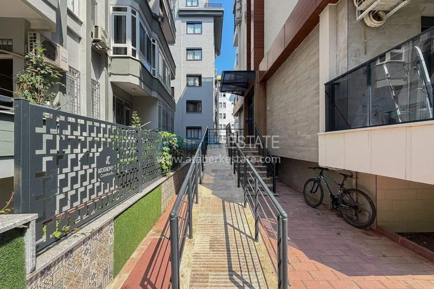 Panoramiczny dwupoziomowy penthouse 4+1 w centrum Alanyi — pierwszy nadbrzeżny, odpowiedni dla obywatelstwa 7 