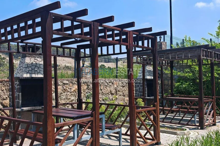 Apartament pod klucz z 1 sypialnią i przeszklonym balkonem w Alanya w dzielnicy Avsallar. Dostępna jest rata 20
