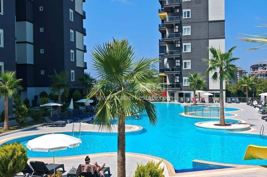 Apartament pod klucz z 1 sypialnią i przeszklonym balkonem w Alanya w dzielnicy Avsallar. Dostępna jest rata 4