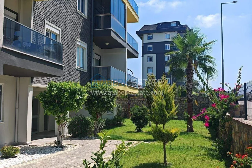 Apartament pod klucz z 1 sypialnią i przeszklonym balkonem w Alanya w dzielnicy Avsallar. Dostępna jest rata 25